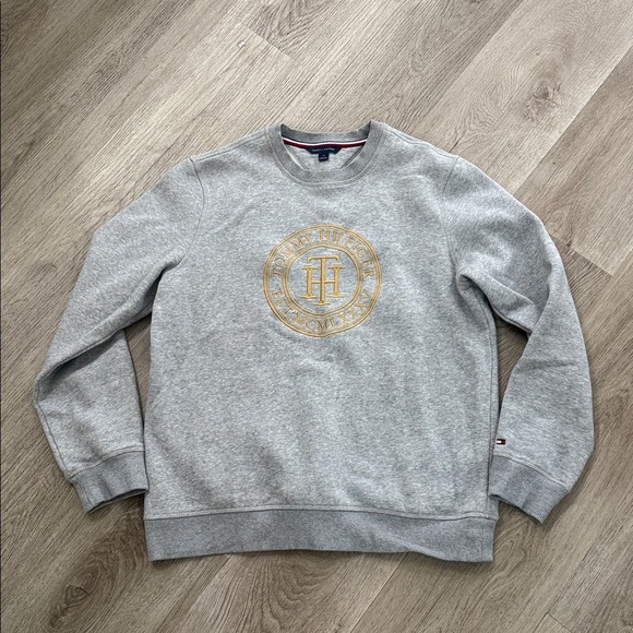 Tommy Hilfiger Light Gray Crewneck Sweatshirt with Gold Crest - Picture 5 of 6